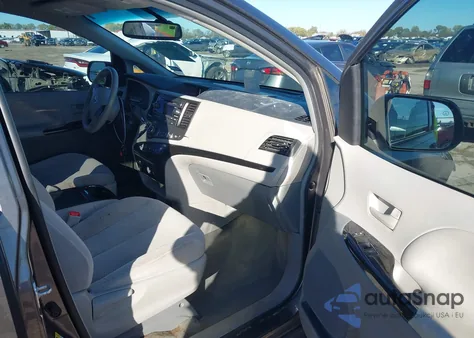 2014 Toyota Sienna Le V6 8 Passenger z USA, uszkodzony, nr VIN 5TDKK3DC7ES444912